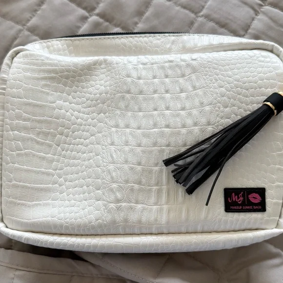 NWOT Official Makeup Junkie Uptown White Crossbody Croc-Embossed Bag! - Picture 5 of 5